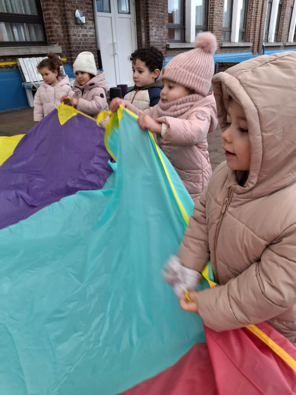 Jeux de parachute pour la classe des Chouettes et des Souris