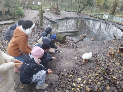 Les 4èmes de Mme Ouardia font du pain à la ferme.