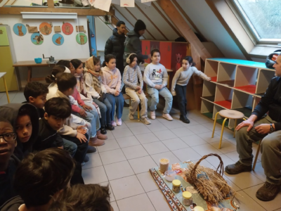 Les 4èmes de Mme Ouardia font du pain à la ferme.