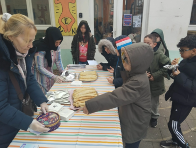 Vente de crêpes à NDL par l&rsquo;association des parents.