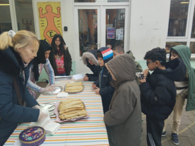 Vente de crêpes à NDL par l&rsquo;association des parents.