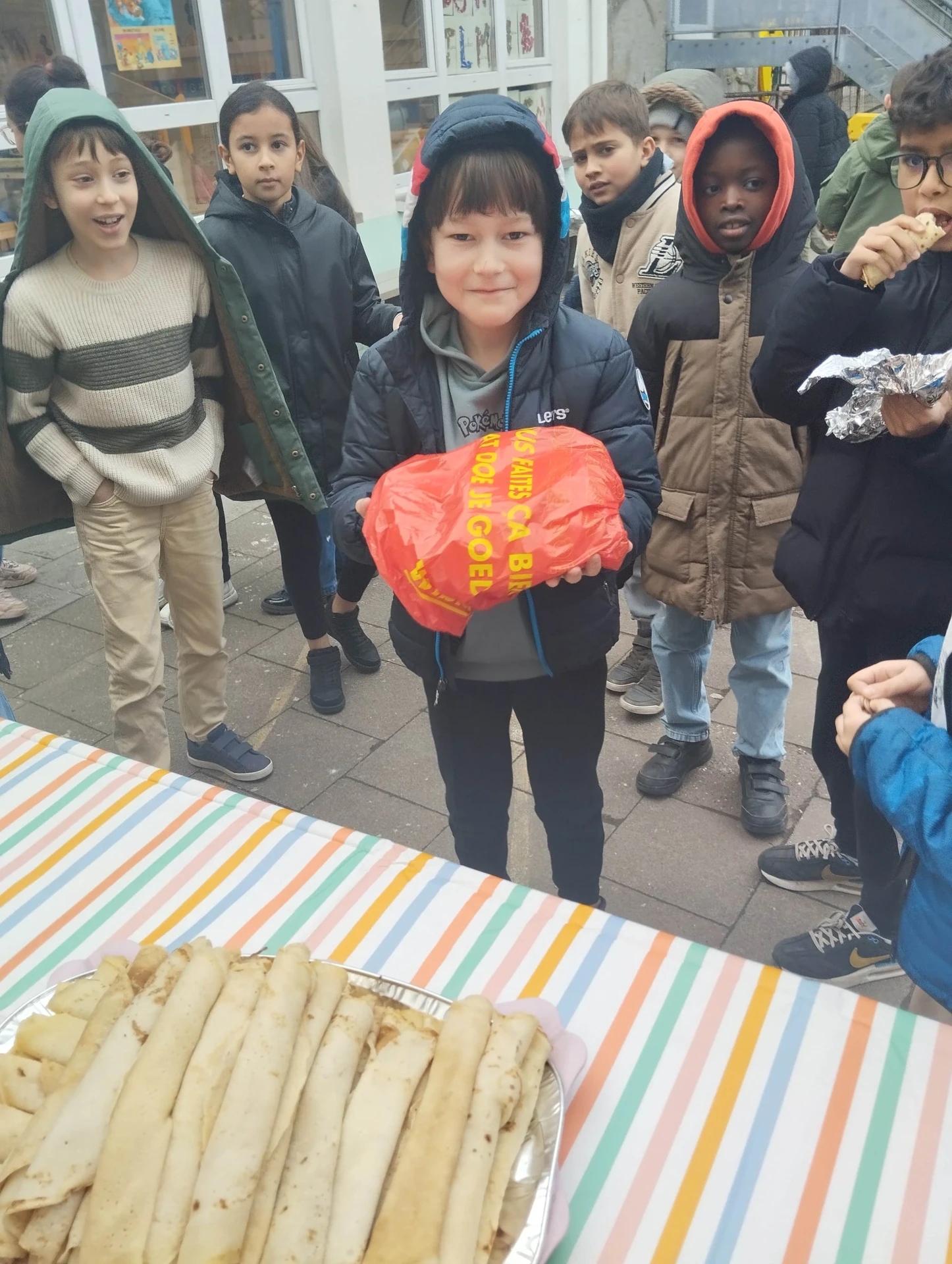 Vente de crêpes à NDL par l&rsquo;association des parents.