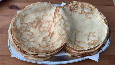 Vente de crêpes à NDL par l&rsquo;association des parents.