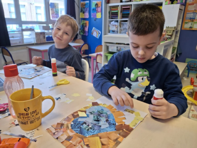 Mosaïque en maternelle, l&rsquo;art avec Mme Véronique