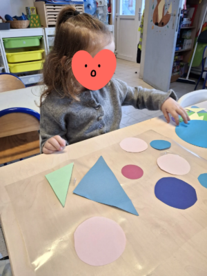 Découverte mensuelle d’un artiste en 2ème maternelle.