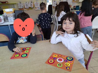 Découverte mensuelle d’un artiste en 2ème maternelle.